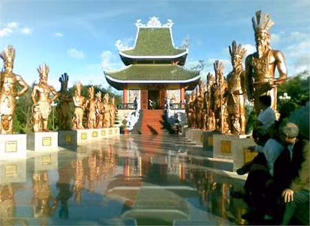 Đền thờ các Vua Hùng tại công viên Đồng Xanh, Pleiku.
