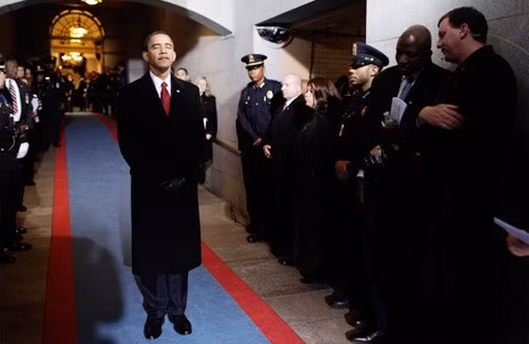 Barack Obama chờ phía sau sân khấu trước khi bước ra tuyên thệ nhậm chức tổng thống thứ 44 của nước Mỹ hôm 20/1. Ảnh: TIME.
