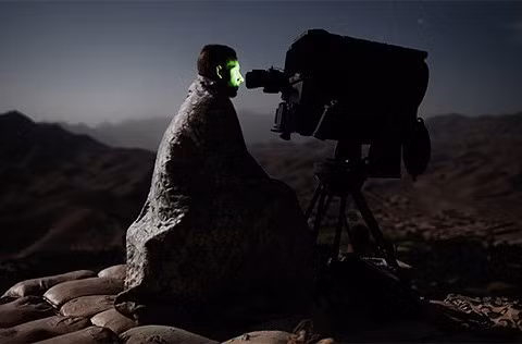 Một binh sĩ Mỹ quan sát bên đường ở thung lũng Tangi, Afghanistan, hôm 4/8. Ảnh: Time.