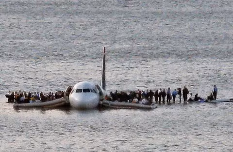 Cú hạ cánh thần kỳ trên sông Hudson, New York, Mỹ, của chiếc Airbus 320 hôm 15/1 đã cứu thoát 155 người. Ảnh: AP.