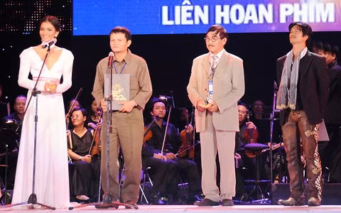 Dustin Nguyễn nhận Bông sen vàng nam diễn viên chính xuất sắc nhất, ĐD Nguyễn Thanh Vân nhận giúp Lan Hà giải nữ diễn viên chính xuất sắc nhất.