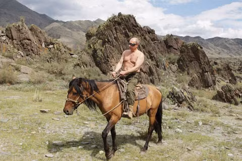 Thủ tướng Nga Vladimir Putin ngực trần trên lưng ngựa trong kỳ nghỉ ở vùng Tuva hôm 3/8. Ảnh: EPA.
