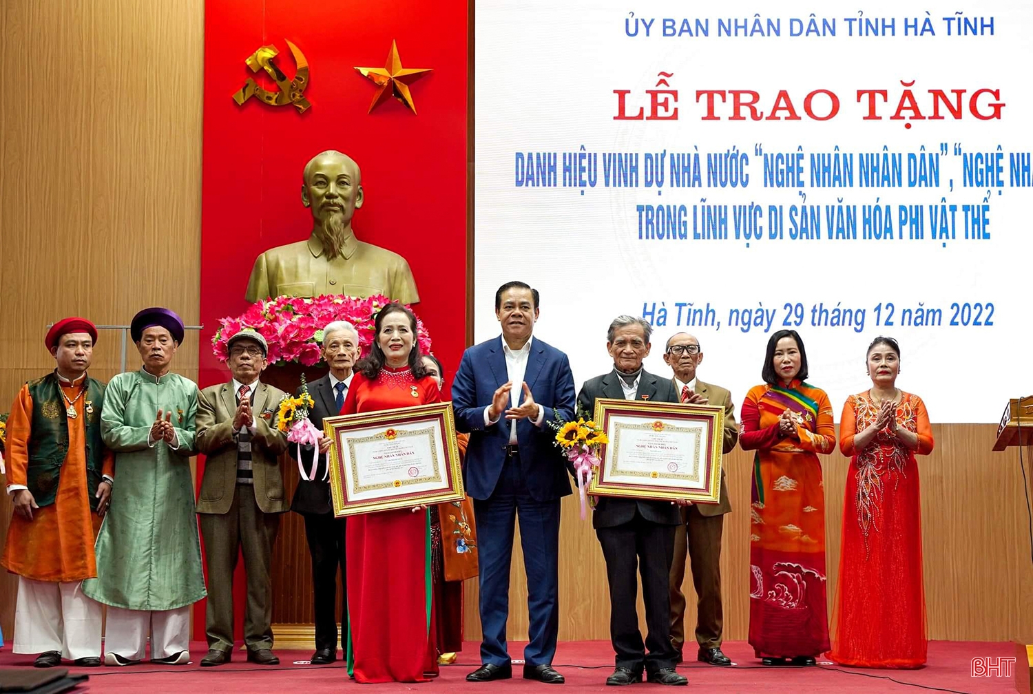 Gia đình 4 thế hệ đam mê ví, giặm