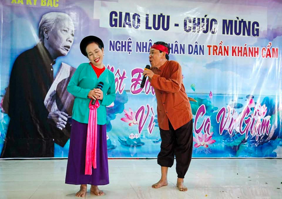Gia đình 4 thế hệ đam mê ví, giặm