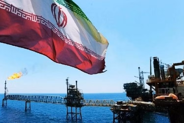Mỹ tuyên bố sẽ trừng phạt bất kỳ nước nào mua dầu của Iran