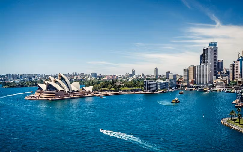 3. Sydney (Australia): Sở hữu vịnh biển tự nhiên lớn nhất thế giới, thành phố cảng Sydney vừa là trung tâm tài chính lớn nhất của của Australia, vừa là điểm du lịch nổi tiếng với nhiều bãi biển đẹp và các công trình kiến trúc độc đáo như nhà hát opera, cầu cảng Sydney... Kinh tế phát triển, hệ thống cơ sở hạ tầng hiện đại cùng cảnh đẹp, khí hậu ôn hòa giúp thành phố trở thành điểm đến đáng sống của nhân loại. Ảnh: Parade. 10 thành phố đáng sống nhất thế giới