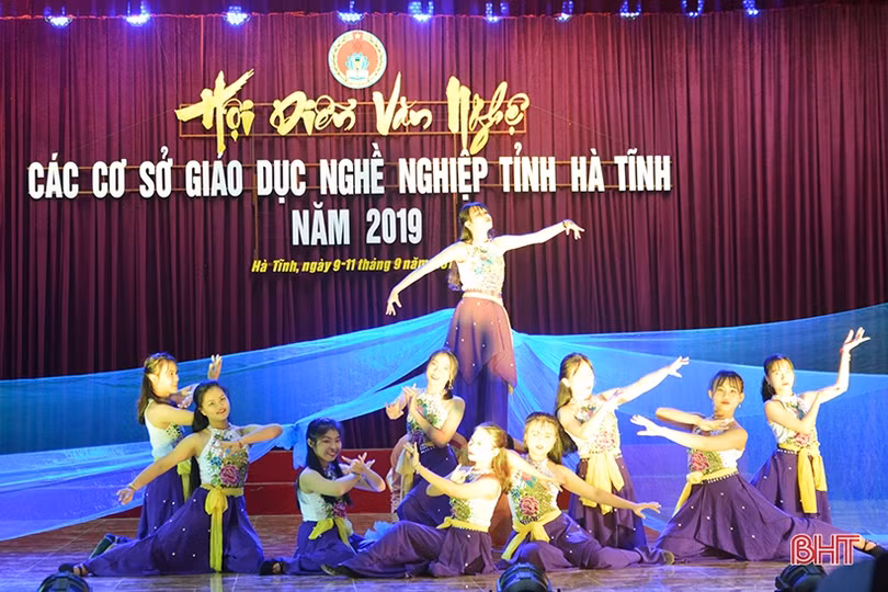 Gần 300 diễn viên tham gia Hội diễn Văn nghệ quần chúng LLVT Hà Tĩnh
