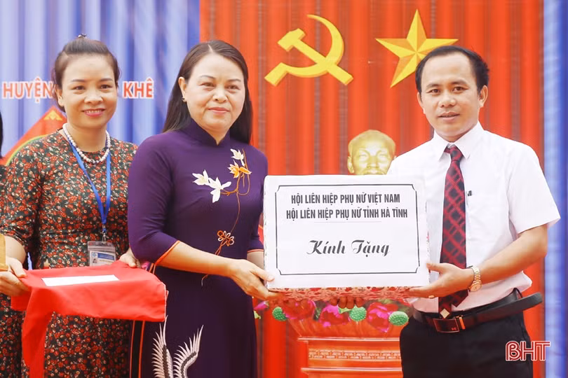 Chủ tịch Hội LHPN Việt Nam và Bí thư Tỉnh ủy Hà Tĩnh dự khai giảng tại Trường Tiểu học Hương Đô