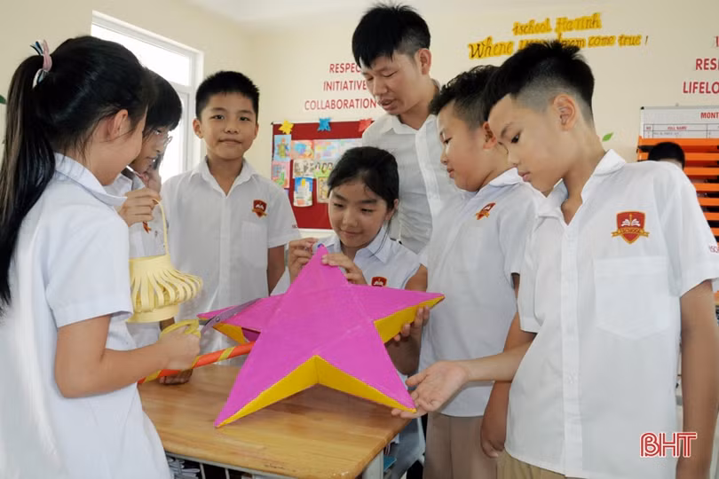Trẻ em nước ngoài thích thú với Tết Trung thu ở Hà Tĩnh
