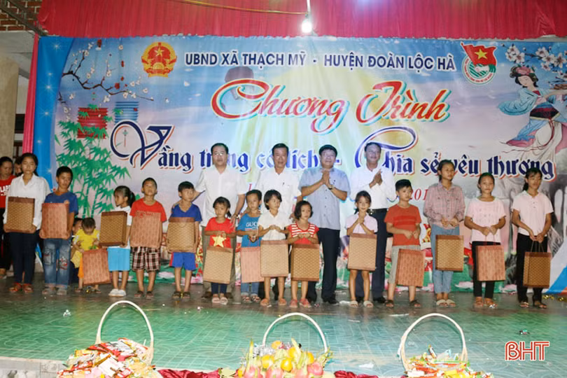 Đêm hội trăng rằm - chia sẻ yêu thương khắp miền Hà Tĩnh
