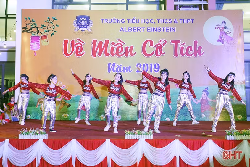 Học sinh Albert Einstein vui trung thu “Về miền cổ tích”