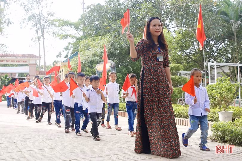 Chủ tịch Hội LHPN Việt Nam và Bí thư Tỉnh ủy Hà Tĩnh dự khai giảng tại Trường Tiểu học Hương Đô