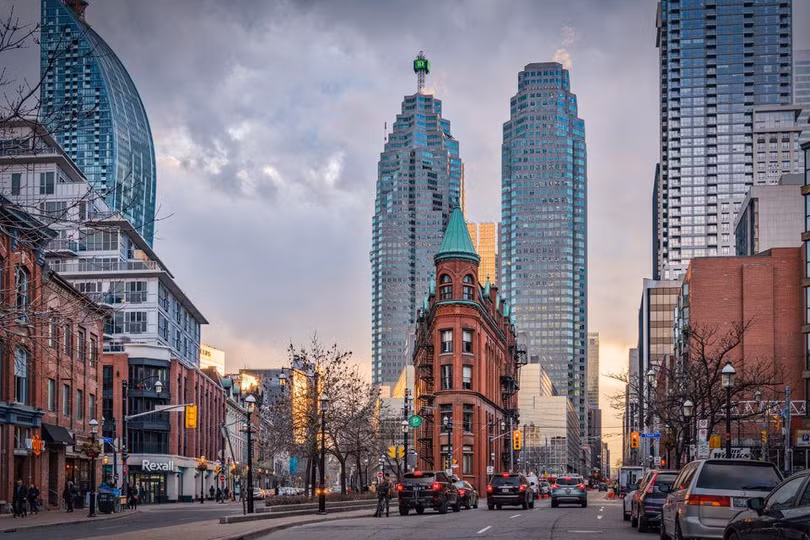 8. Toronto (Canada): Nằm bên dòng thác Niagara hùng vĩ, Toronto là thành phố đa dạng về tỷ lệ dân cư với khoảng 49% người sinh ra bên ngoài Canada. Dân số đông nhưng không làm đẩy lùi sự phát triển của thành phố. Nơi đây là thành phố kết nối lớn với kinh tế thế giới, đứng hàng đầu về chỉ số trung tâm tài chính toàn cầu và luôn có mặt trong danh sách những điểm đến dễ sống nhất. Ảnh: TripSavvy. 10 thành phố đáng sống nhất thế giới