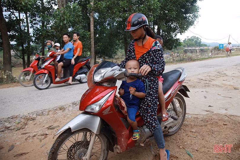 Ngày đầu đến trường của học sinh vùng lũ Hương Khê