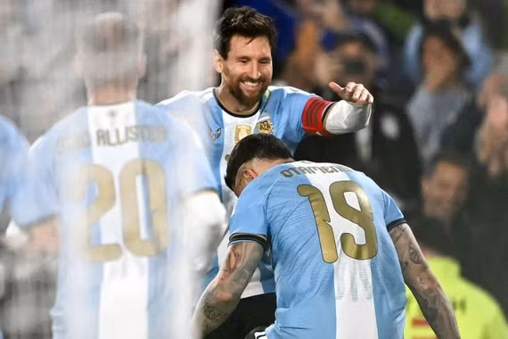 Messi rực sáng trong lần cuối khoác áo tuyển Argentina
