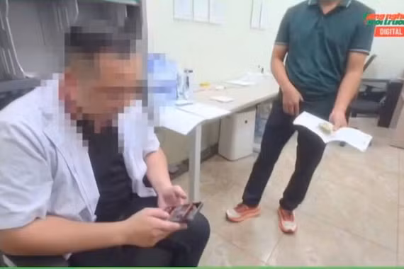 Vụ kẹp tiền để được xạ trị sớm: Bệnh viện E đình chỉ toàn bộ cán bộ liên quan