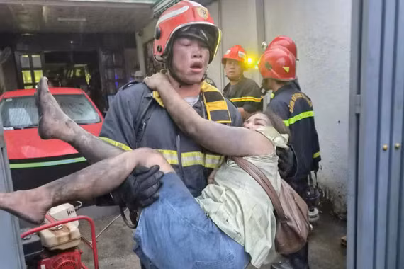 Cảnh sát cứu 26 người trong vụ cháy khách sạn sáng sớm nay