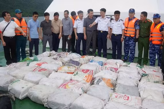 Bộ Công an bắt tàu cá chở 1,1 tấn ma túy trên biển