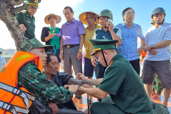 Ngư dân Hà Tĩnh được cứu sống sau 2 ngày trôi dạt trên biển