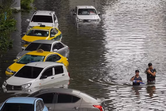 Hiện tượng "mưa đứng yên" khiến Bangkok chìm trong biển nước