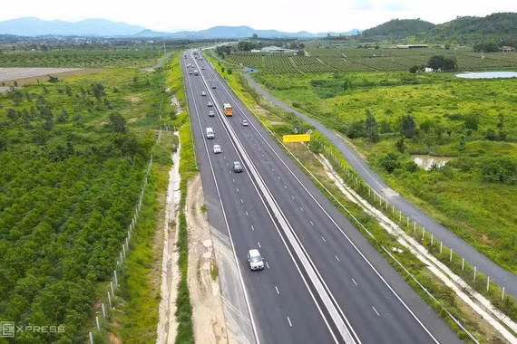 Dừng xử phạt xe chạy chậm trên các đoạn cao tốc đường dốc