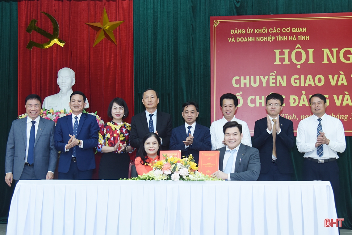 Chuyển giao 2 tổ chức cơ sở đảng chi nhánh Hà Tĩnh về trực thuộc Đảng bộ Vietcombank