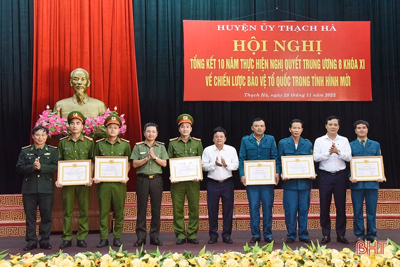 Thạch Hà khen thưởng 32 tập thể, cá nhân trong thực hiện chiến lược bảo vệ Tổ quốc trong tình hình mới