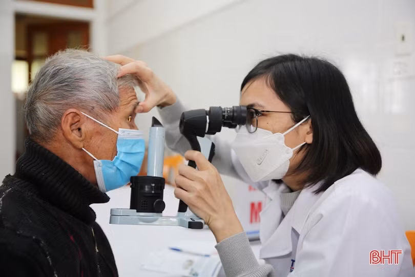 Khám, cấp thuốc miễn phí cho hơn 200 người dân ở Thạch Hà