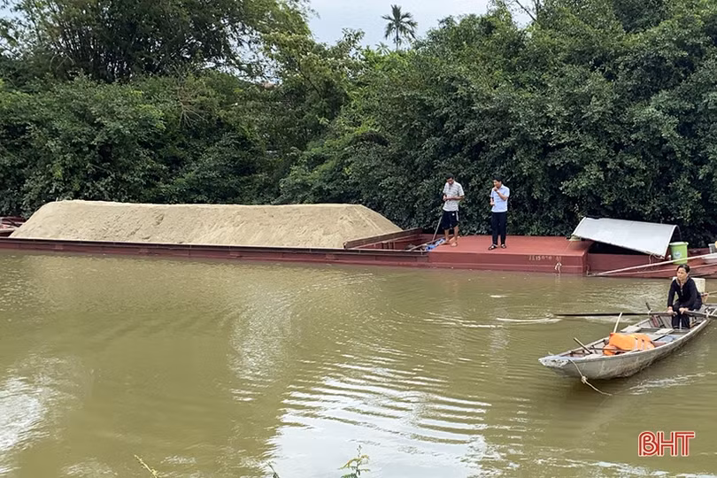 Bắt quả tang đối tượng khai thác cát trái phép trên sông Ngàn Sâu