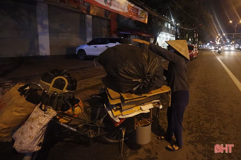 Mưu sinh trong đêm lạnh giữa lòng Thành Sen