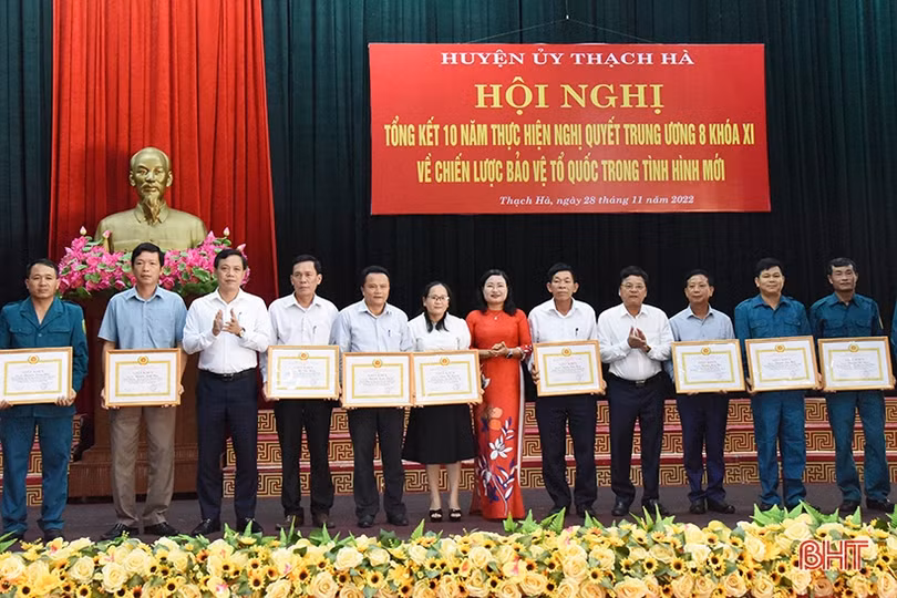 Thạch Hà khen thưởng 32 tập thể, cá nhân trong thực hiện chiến lược bảo vệ Tổ quốc trong tình hình mới