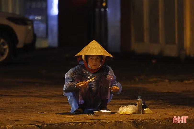 Mưu sinh trong đêm lạnh giữa lòng Thành Sen