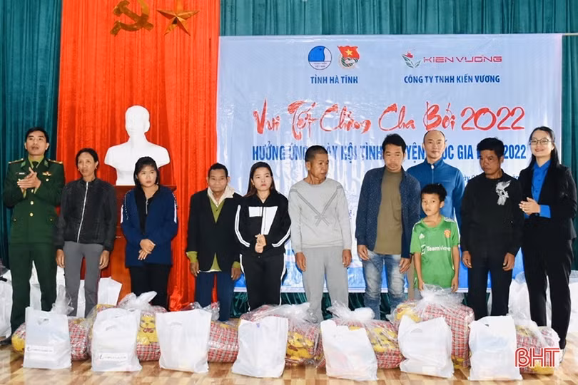 Vui Tết Chăm Cha Bới, tặng nhiều phần quà ý nghĩa cho bà con dân tộc Chứt
