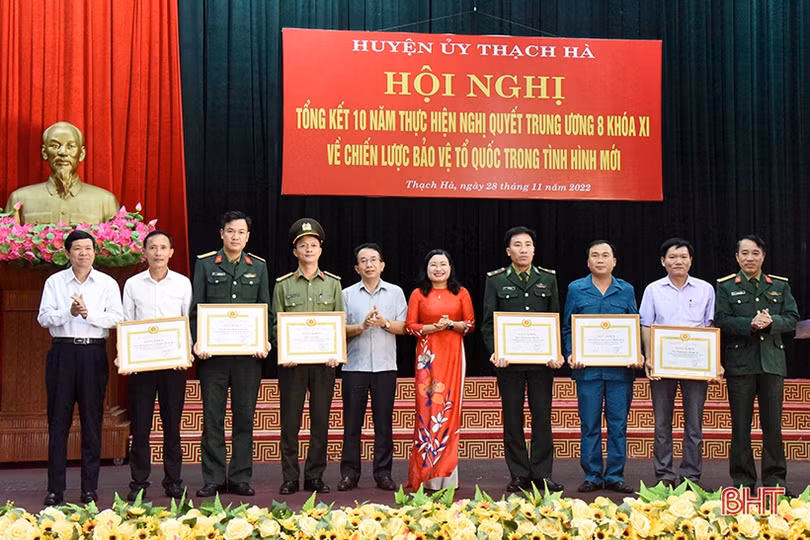 Thạch Hà khen thưởng 32 tập thể, cá nhân trong thực hiện chiến lược bảo vệ Tổ quốc trong tình hình mới