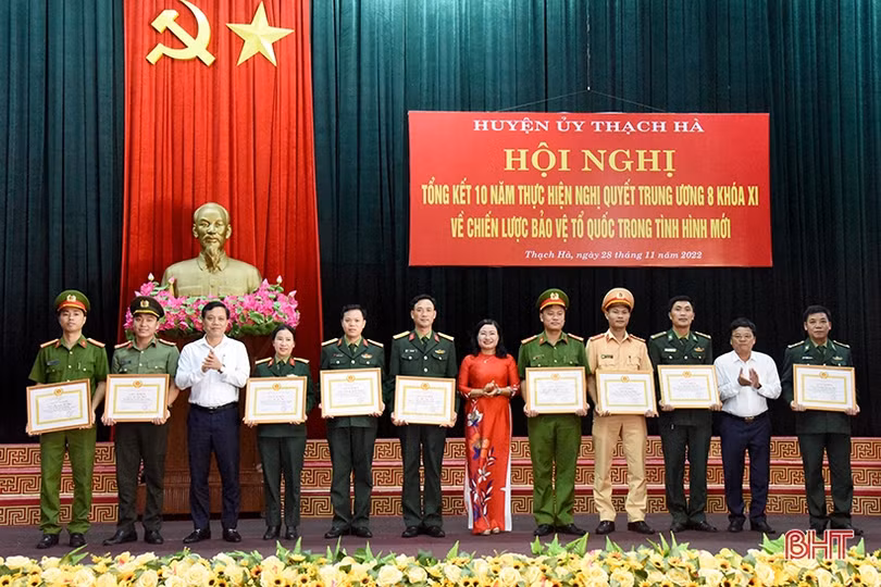 Thạch Hà khen thưởng 32 tập thể, cá nhân trong thực hiện chiến lược bảo vệ Tổ quốc trong tình hình mới