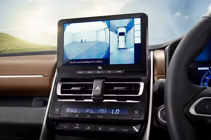 Toyota Innova 2023 trang bị “xịn” như xe sang