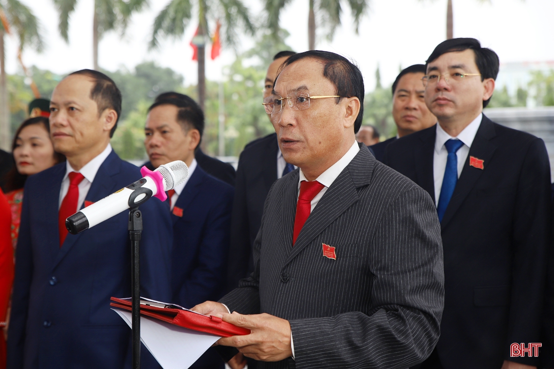 Đoàn đại biểu dự Đại hội Đảng bộ Hà Tĩnh dâng hương, báo công với Bác Hồ