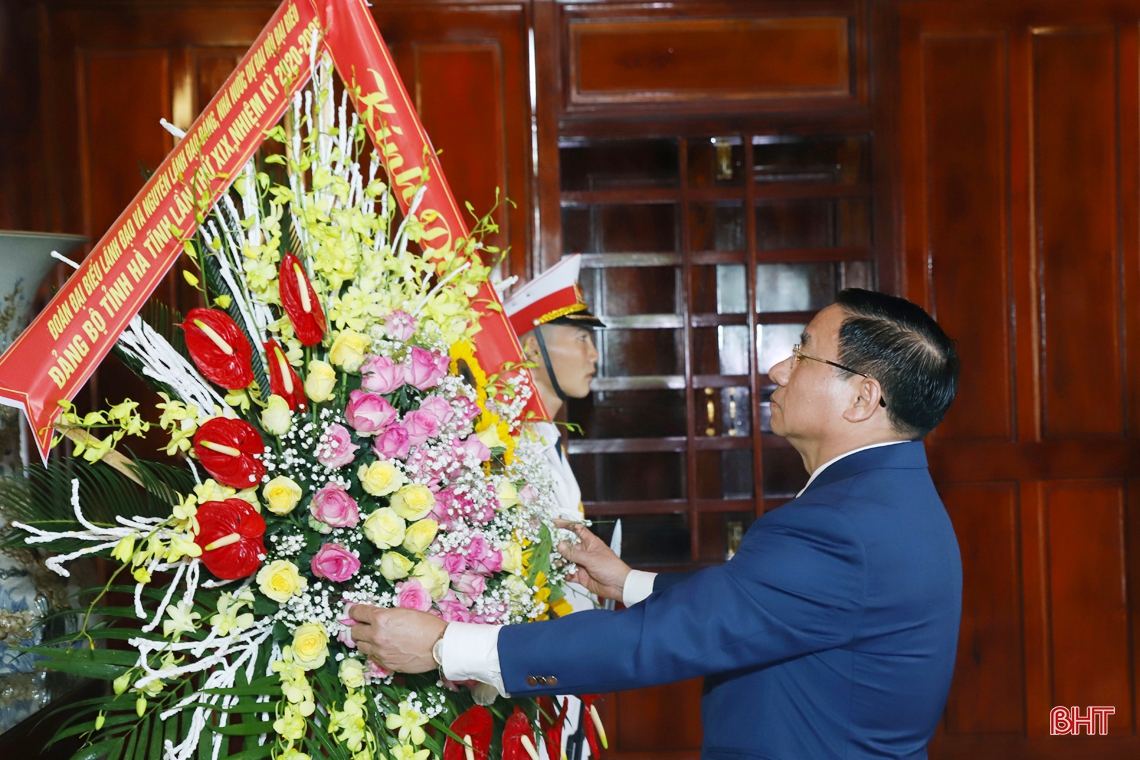 Đoàn đại biểu dự Đại hội Đảng bộ Hà Tĩnh dâng hương, báo công với Bác Hồ