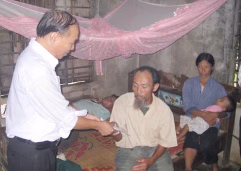 Lãnh đạo huyện Kỳ Anh (Hà Tĩnh) đã đến thăm hỏi và hỗ trợ khẩn cấp gia đình nạn nhân bị lũ cuốn trôi