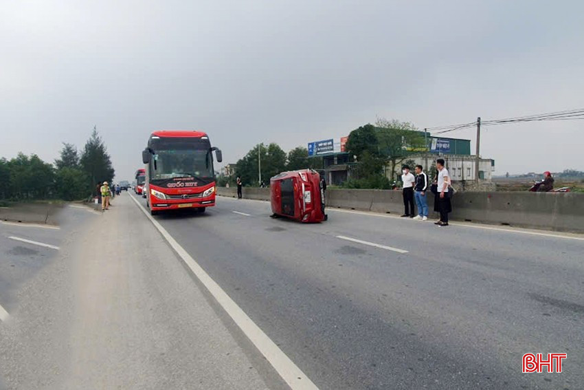 Xe ô tô con lật nghiêng trên quốc lộ 1 qua xã Cẩm Sơn, huyện Cẩm Xuyên.