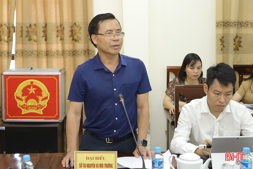 Giám đốc Sở TN&amp;MT Lê Ngọc Huấn trao đổi một số nội dung đại biểu quan tâm.