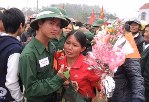 "Con đi chân cứng, đá mềm"