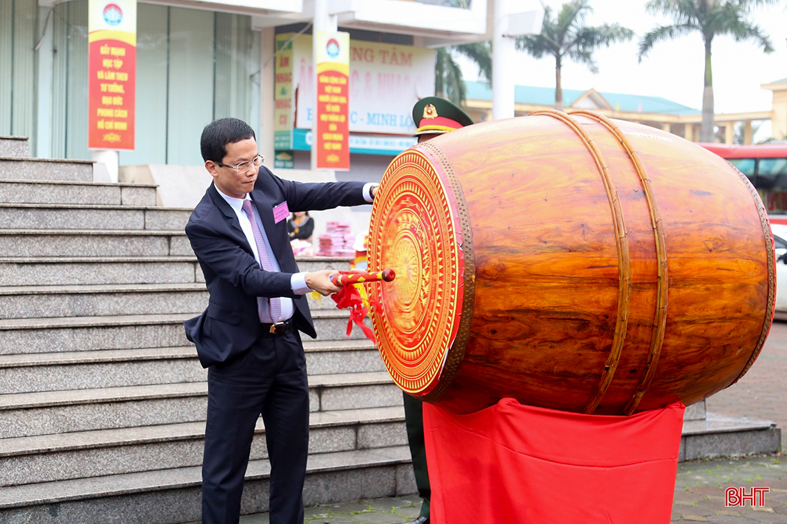 Bí thư Tỉnh ủy Hoàng Trung Dũng dự lễ giao quân tại TP Hà Tĩnh