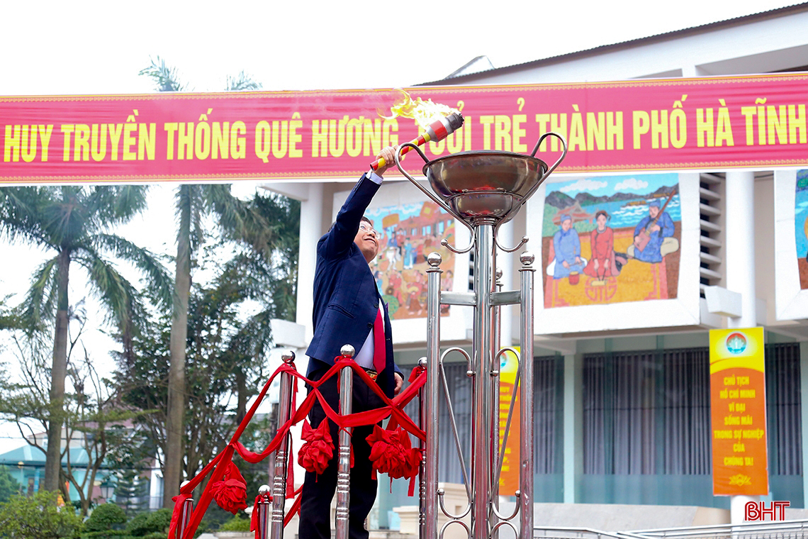 Bí thư Tỉnh ủy Hoàng Trung Dũng dự lễ giao quân tại TP Hà Tĩnh