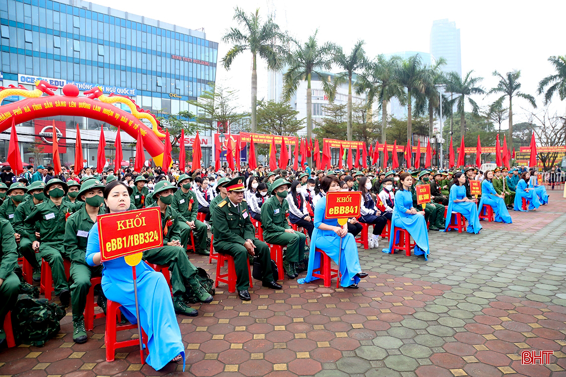 Bí thư Tỉnh ủy Hoàng Trung Dũng dự lễ giao quân tại TP Hà Tĩnh