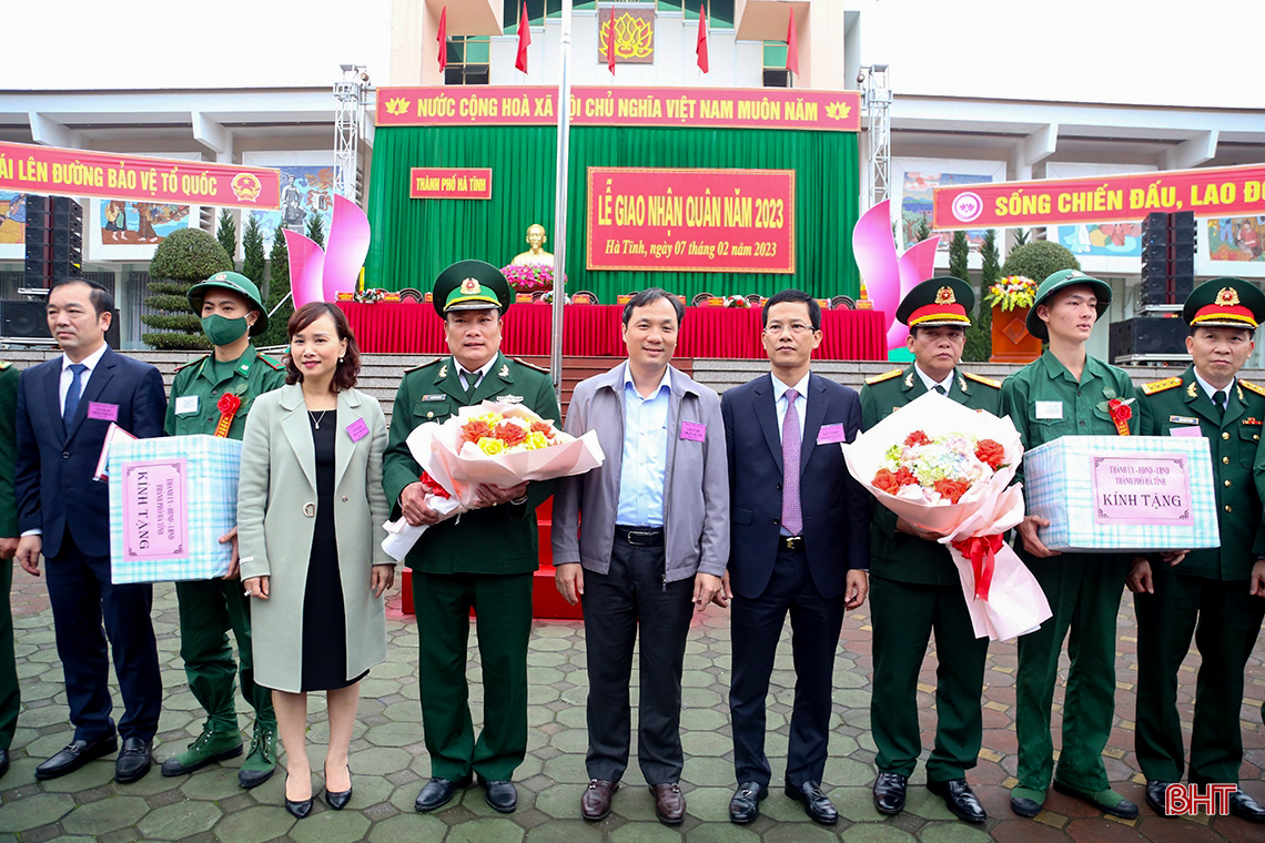 Bí thư Tỉnh ủy Hoàng Trung Dũng dự lễ giao quân tại TP Hà Tĩnh