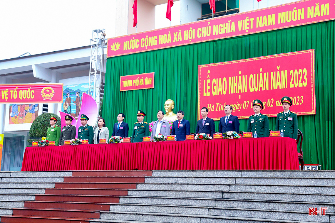 Bí thư Tỉnh ủy Hoàng Trung Dũng dự lễ giao quân tại TP Hà Tĩnh