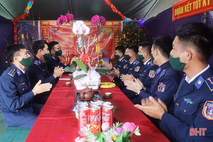 Đoàn viên thanh niên Nghi Xuân ra quân vệ sinh môi trường, làm sạch bãi biển