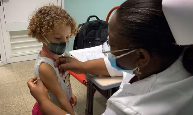 Cuba dẫn đầu thế giới về tiêm vaccine COVID-19 cho trẻ dưới 2 tuổi