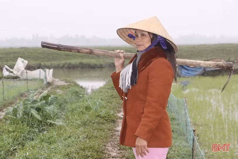 Ngày đầu năm, người dân Vũ Quang xuống đồng sản xuất vụ xuân